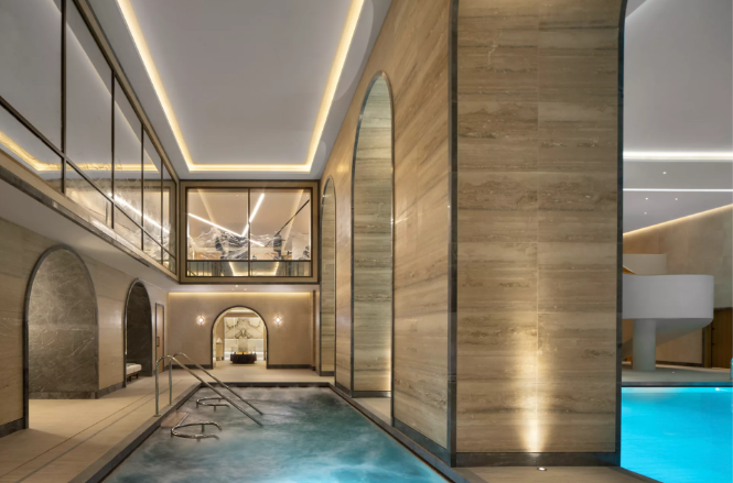 Piscina interioară Raffles London at The OWO