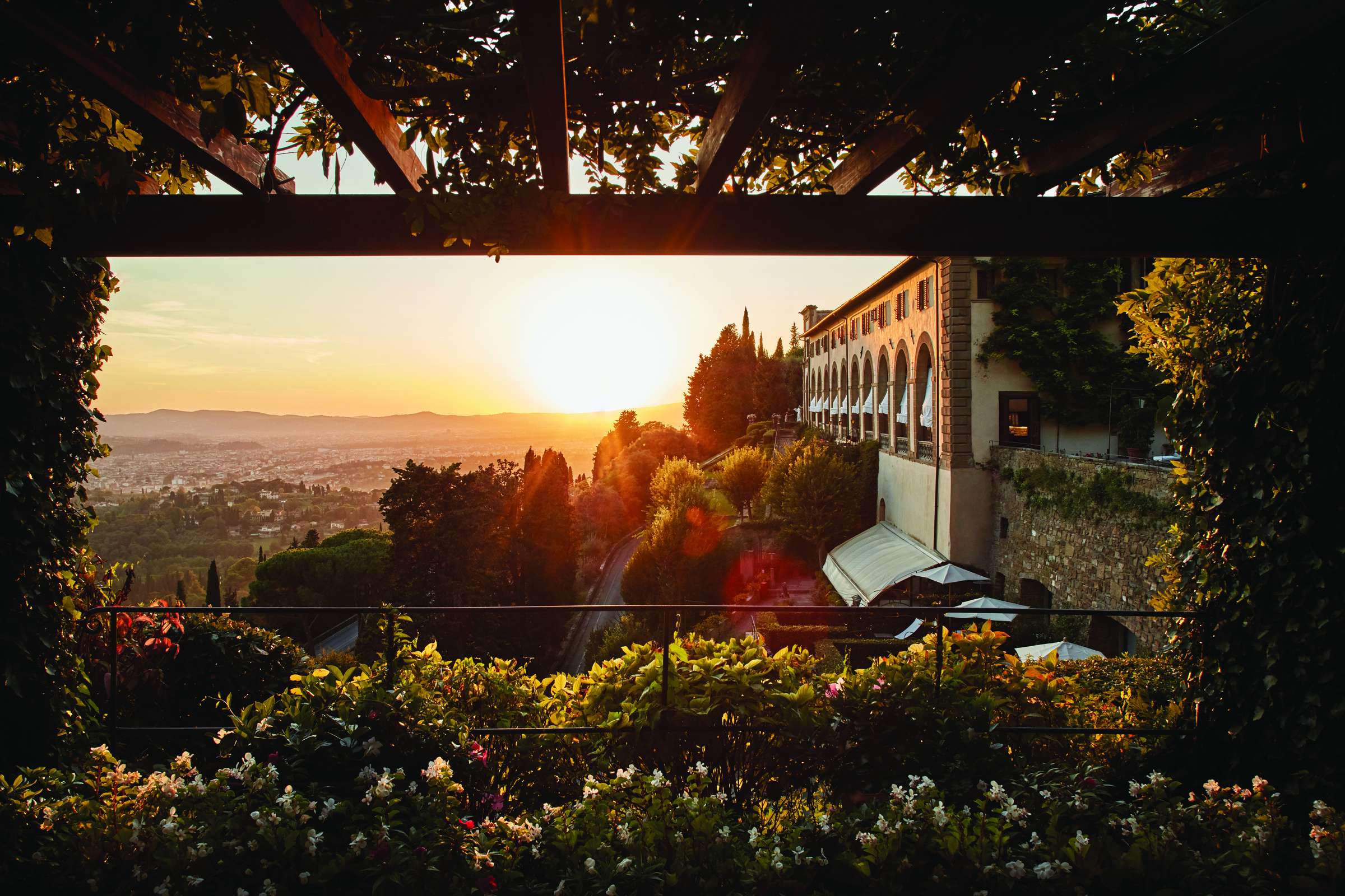 Priveliștea apusului de soare de la Villa San Michele, cu vedere spre dealurile din Florența