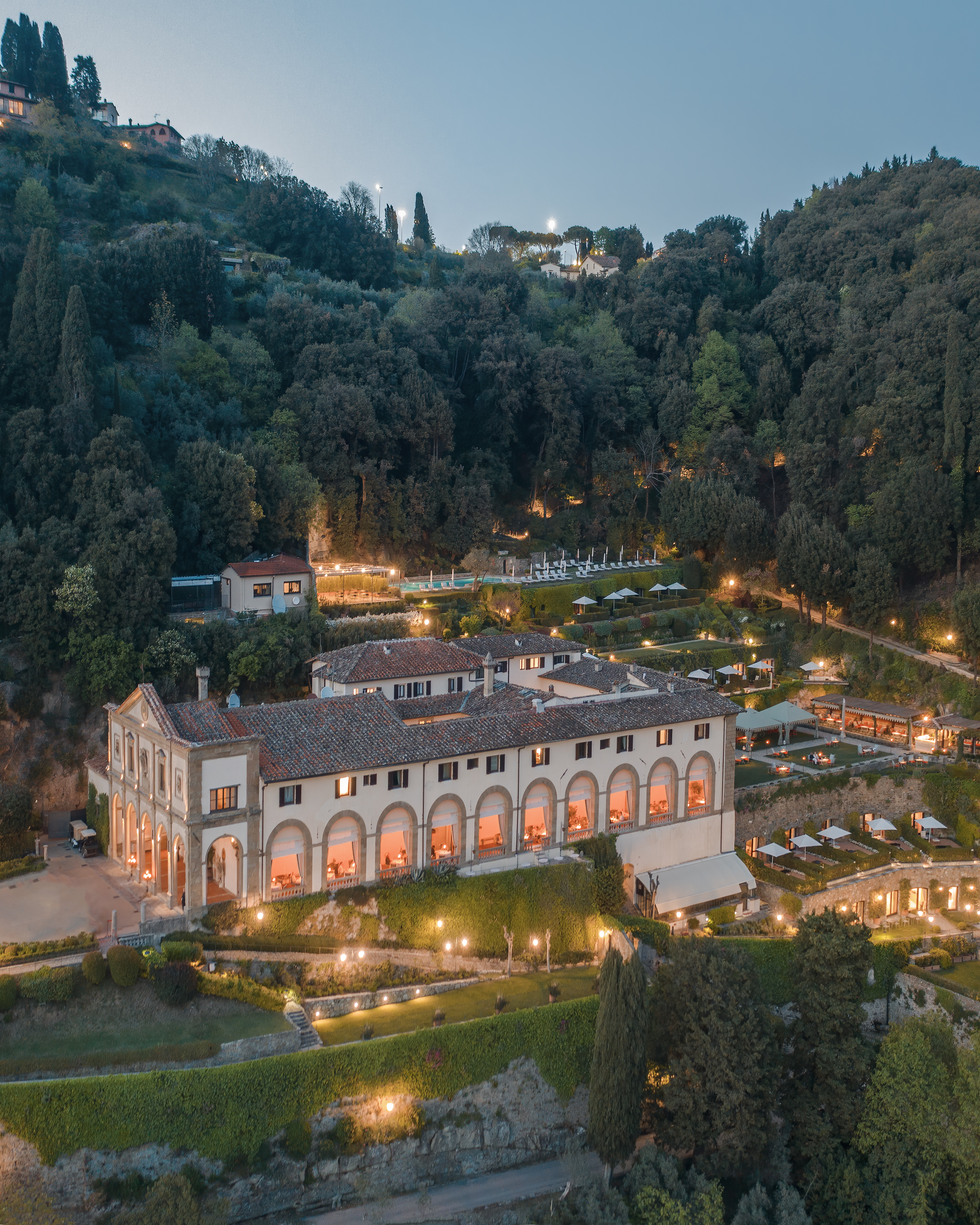 Exteriorul Vilei San Michele iluminat noaptea