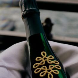 O perspectivă alternativă asupra modelului Fly, Drive & Taste Champagne by Private Jet