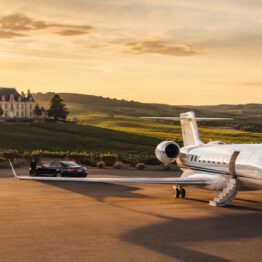 Zboară, condu și degustă șampanie cu avionul privat