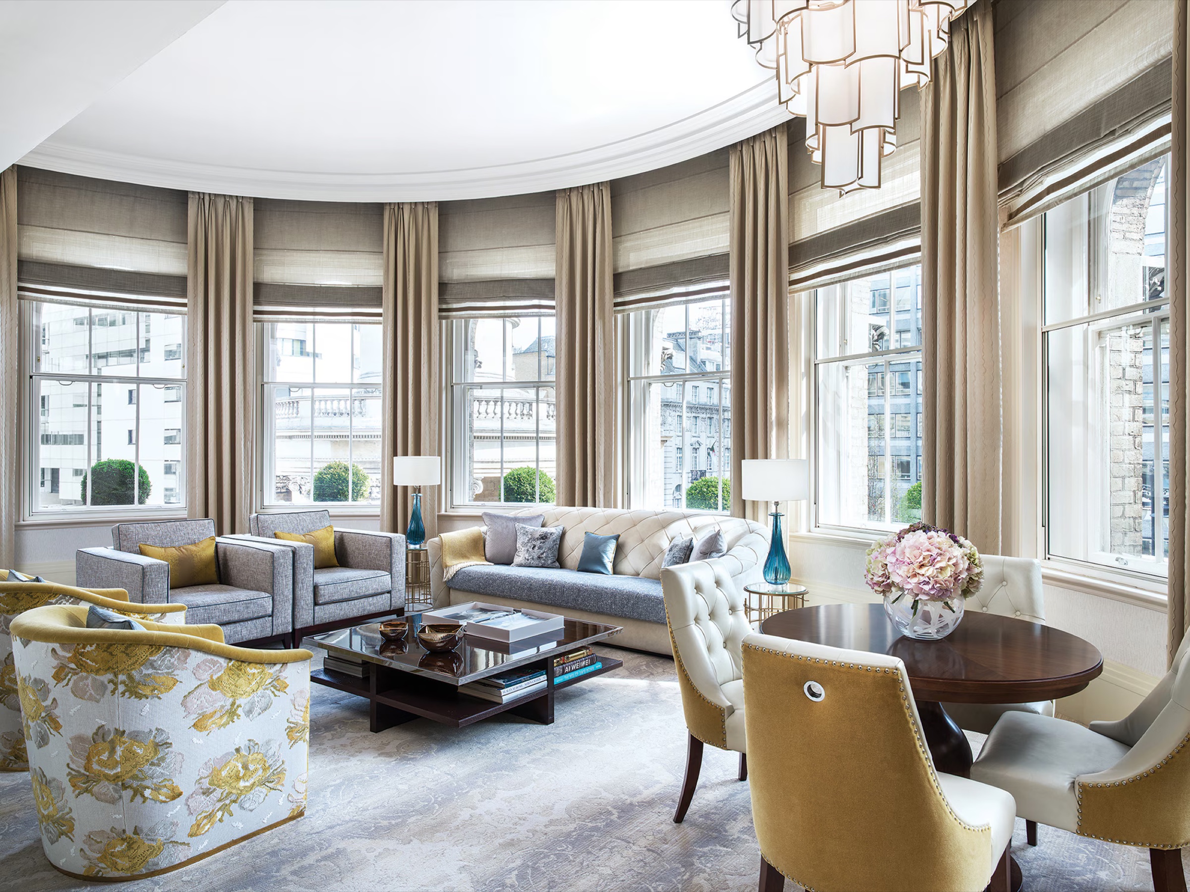 Camera de zi din apartamentul Infinity de la hotelul The Langham London